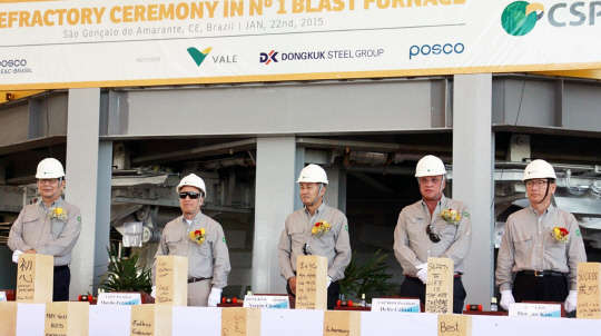 김진일 포스코 사장(왼쪽부터)과 무릴로 페헤이라 발레 최고경영자(CEO), 장세주 동국제강 회장, 엘리오 까브라우 CSP 이사회 의장, 김동호 CSP 건설담당이 지난 22일(현지시간) 브라질 세아라주뻬셍 산업단지에서 CSP 고로 연화 정초식을 갖고 기념촬영을 하고 있다. <동국제강 제공>